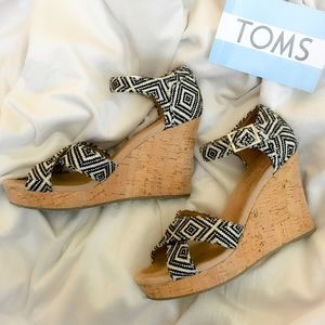 TOMS RARE Black Woven Diamond Strappy Wedges